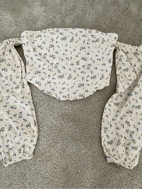 Off-Shoulder Floral Crop Top in Ivory and Blue